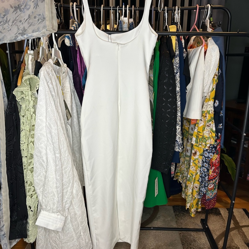 Elegant White Sleeveless Dress